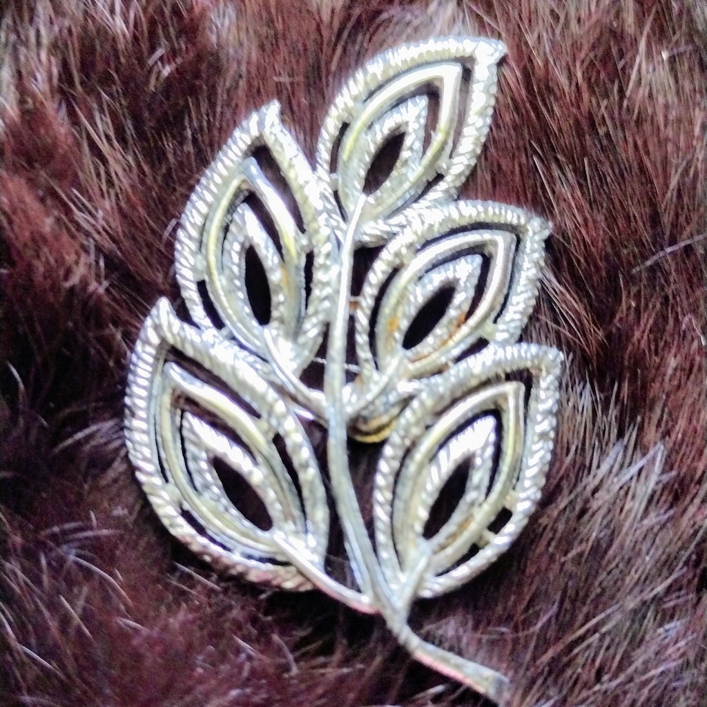 Vintage Gerrys Silvertone Matte Shiny Leaf Stunning Brooch 10$